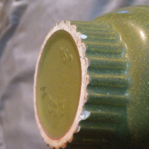 Bin # 5 USA Pottery # R22 green ceramic vase/bowl - Picture 6 of 7